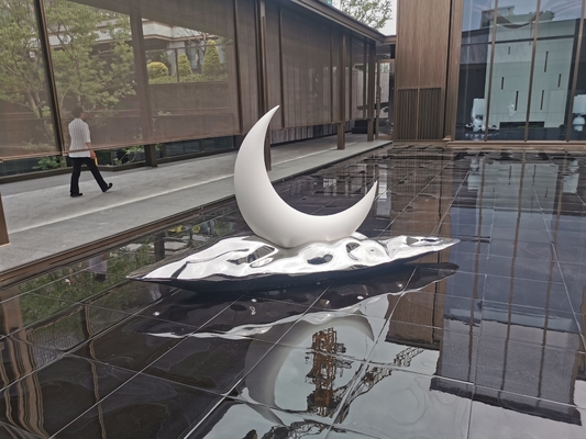Göz alıcı Metal Sanat Heykelleri Aylık Su Özelliği Kompozit malzemelerden yapılmış heykel